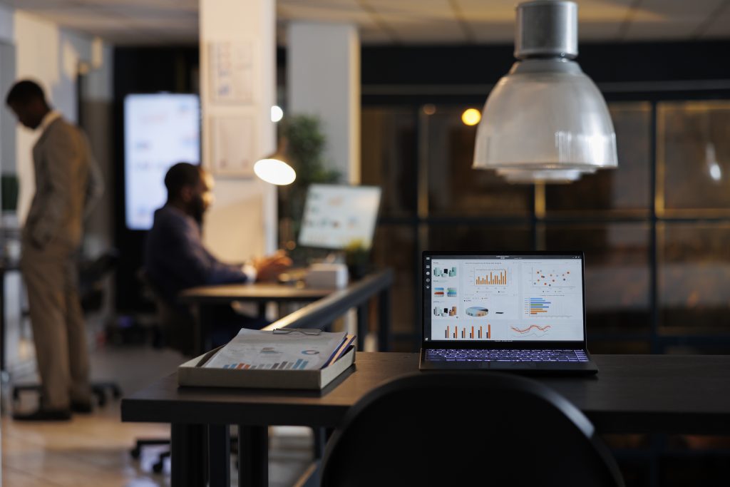 Laptop w biurze agencji marketingowej we Wrocławiu
